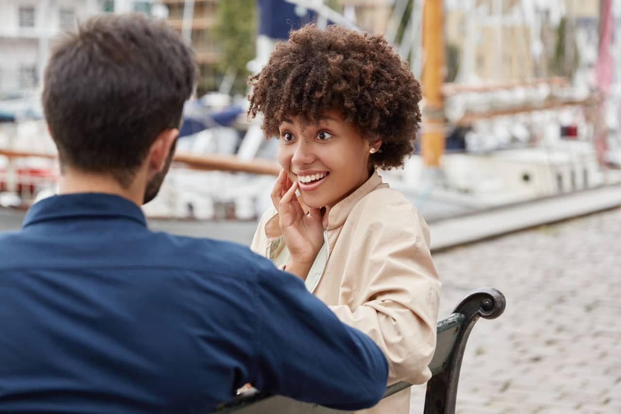 Como Abordar uma Mulher com Confiança e Naturalidade