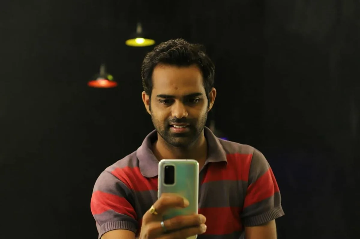 Celular sobre mesa com grade de fotos de perfil masculinas para app de namoro em diferentes cenários