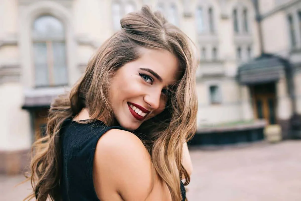 Como Entender os Sinais Não Verbais de Interesse Feminino