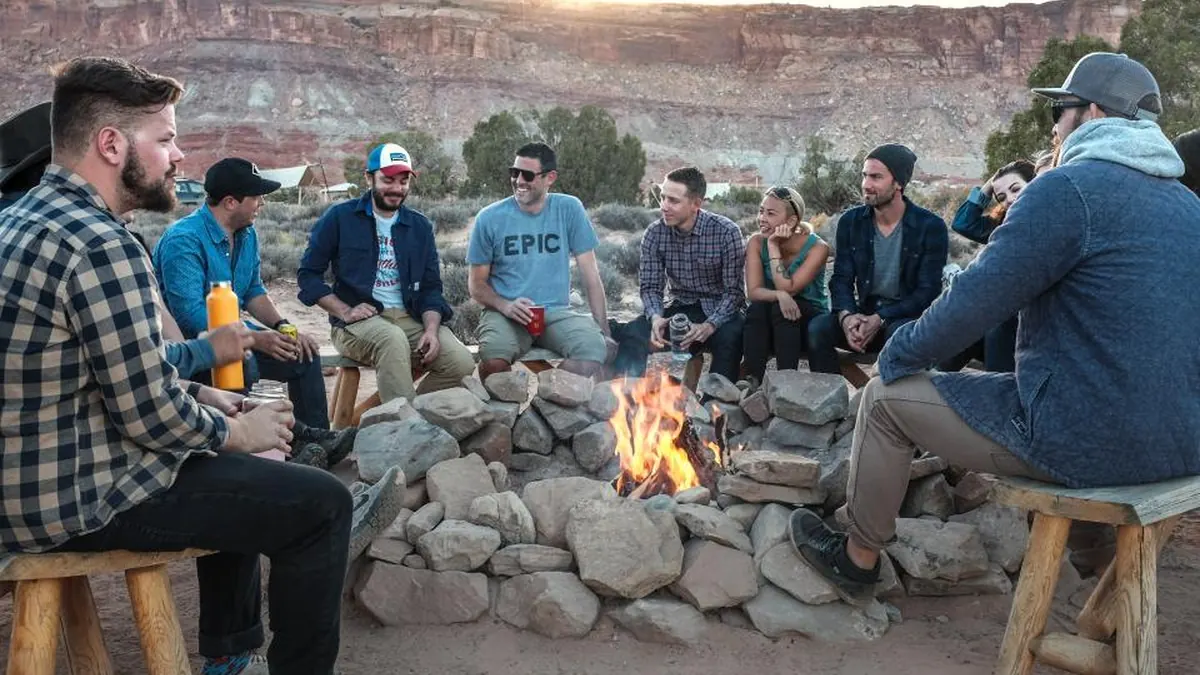 Grupo de amigos conversando ao ar livre, representando a reconstrução da vida social masculina