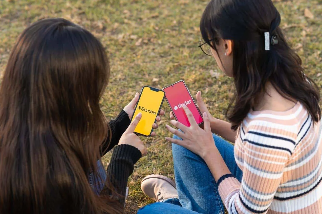 Tinder vs Bumble em 2026: Comparativo Completo (Qual É o Melhor para Você?)